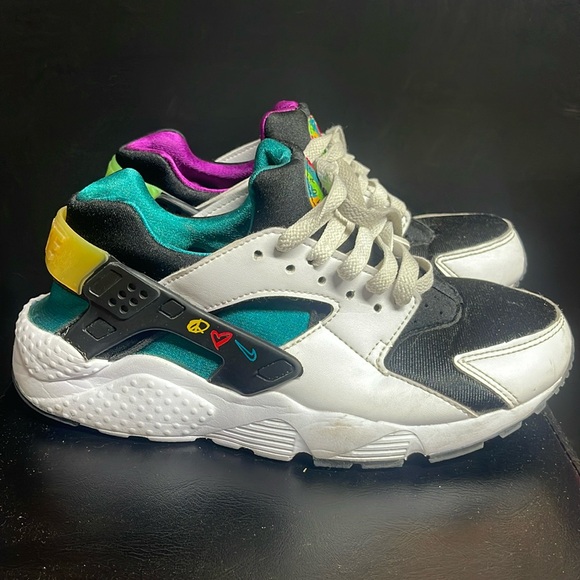 Nike Other - Nike Huarache Run Peace, Love, & Swoosh (GS) Like New Girls Size 5Y